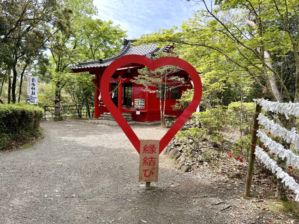 清水神社ハートのオブジェ